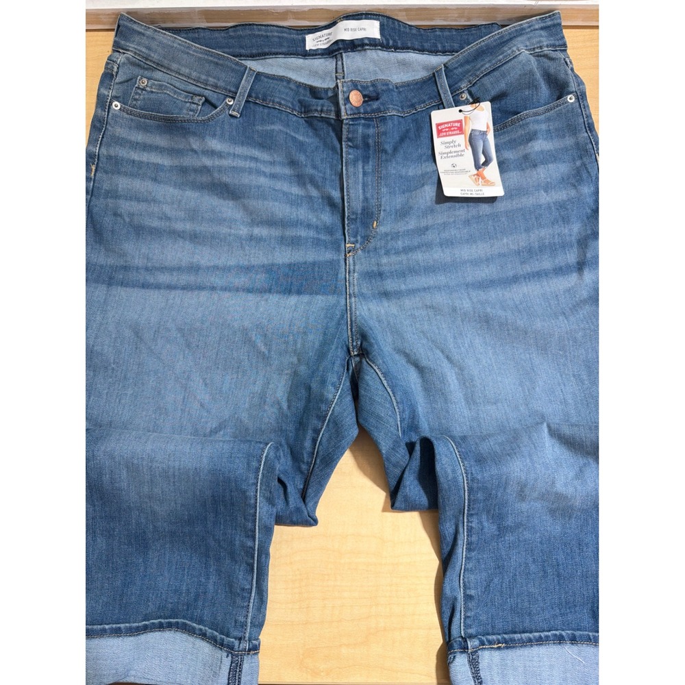 Signature Levi Strauss Gold Label Mid Rise Capri Jeans Blue Simply Stretch NWT